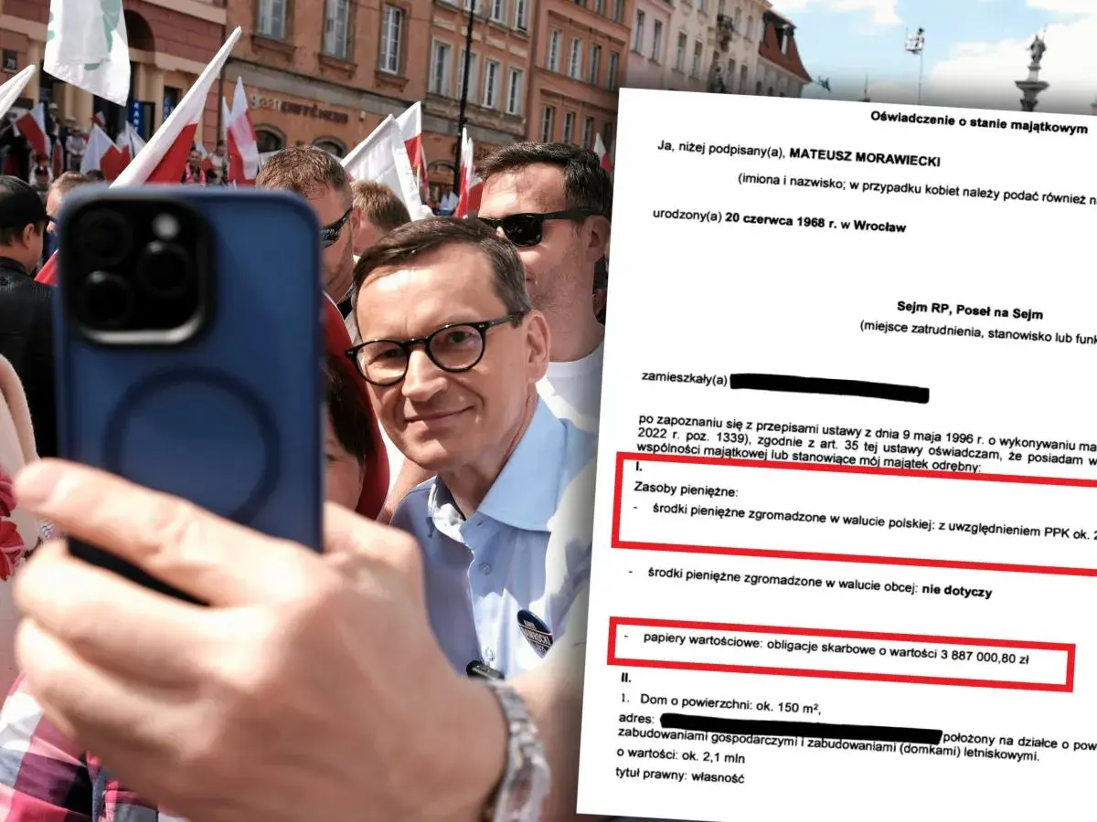 Mateusz Morawiecki na tle tłumu z polskimi flagami, obok fragment oświadczenia majątkowego, gdzie mieszka Mateusz Morawiecki.