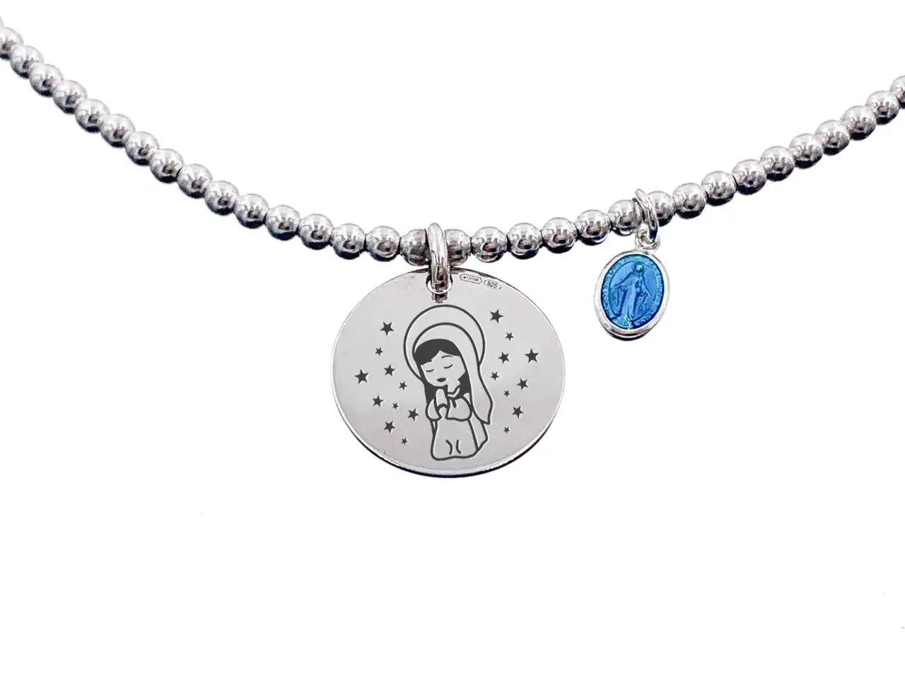 Gargantilla de plata con cuentas y un medallón grabado de la Virgen María rodeada de estrellas, junto a una pequeña medalla azul.