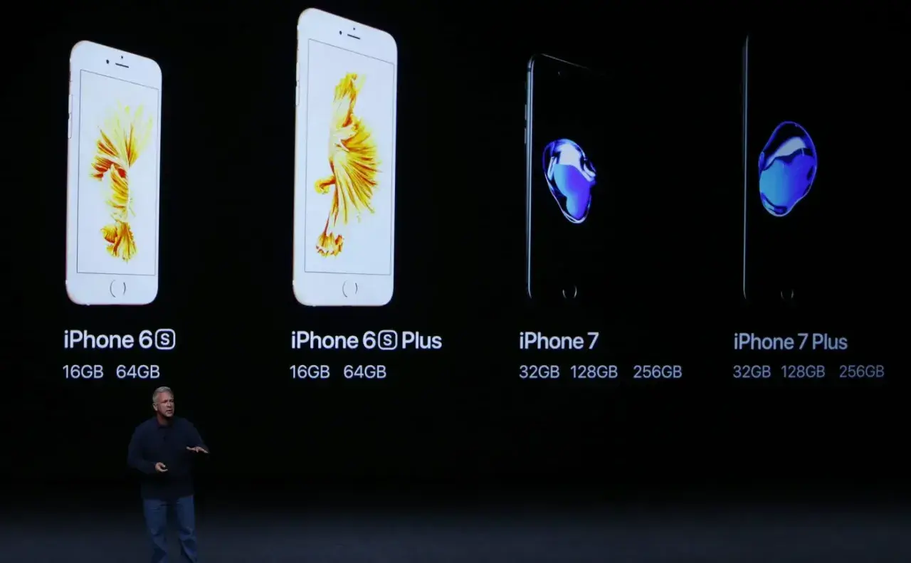 Prezentacja iPhone 7, kiedy wyszedł, obok starszych modeli. Widoczne wersje 6S, 6S Plus, 7 i 7 Plus z pojemnościami.