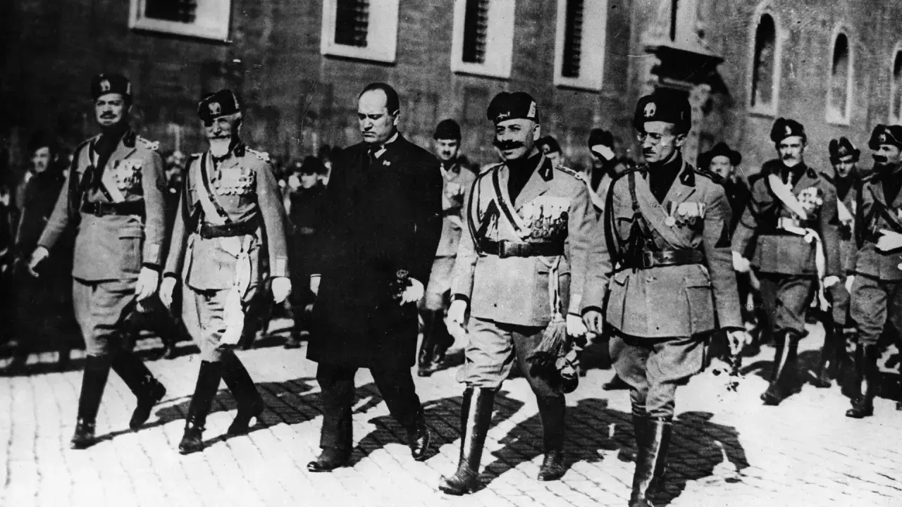 Mussolini und seine Anhänger marschieren auf Rom.