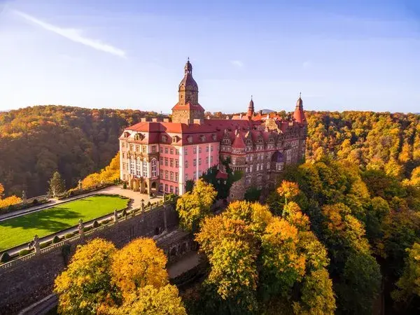 Gdzie zjeść w pobliżu Zamku Książ? Najlepsze restauracje i atrakcje