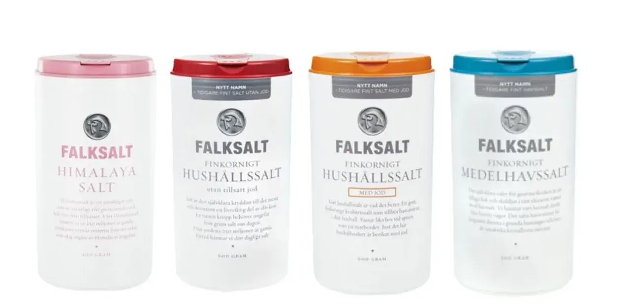 Fyra burkar Falksalt: en med rosa lock för äkta himalayasalt, en med rött lock för hushållssalt utan jod, en med orange lock för hushållssalt med jod och en med blått lock för medelhavssalt.