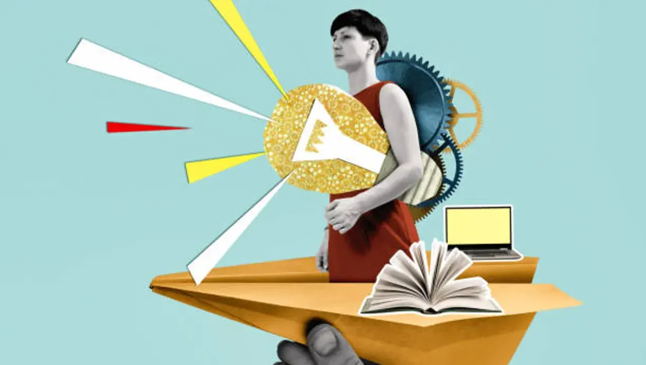Un avión de papel lleva un libro abierto y un portátil. Una mujer con engranajes en la espalda sostiene un megáfono dorado, como si lanzara ideas, similar a las fichas primero de primaria.