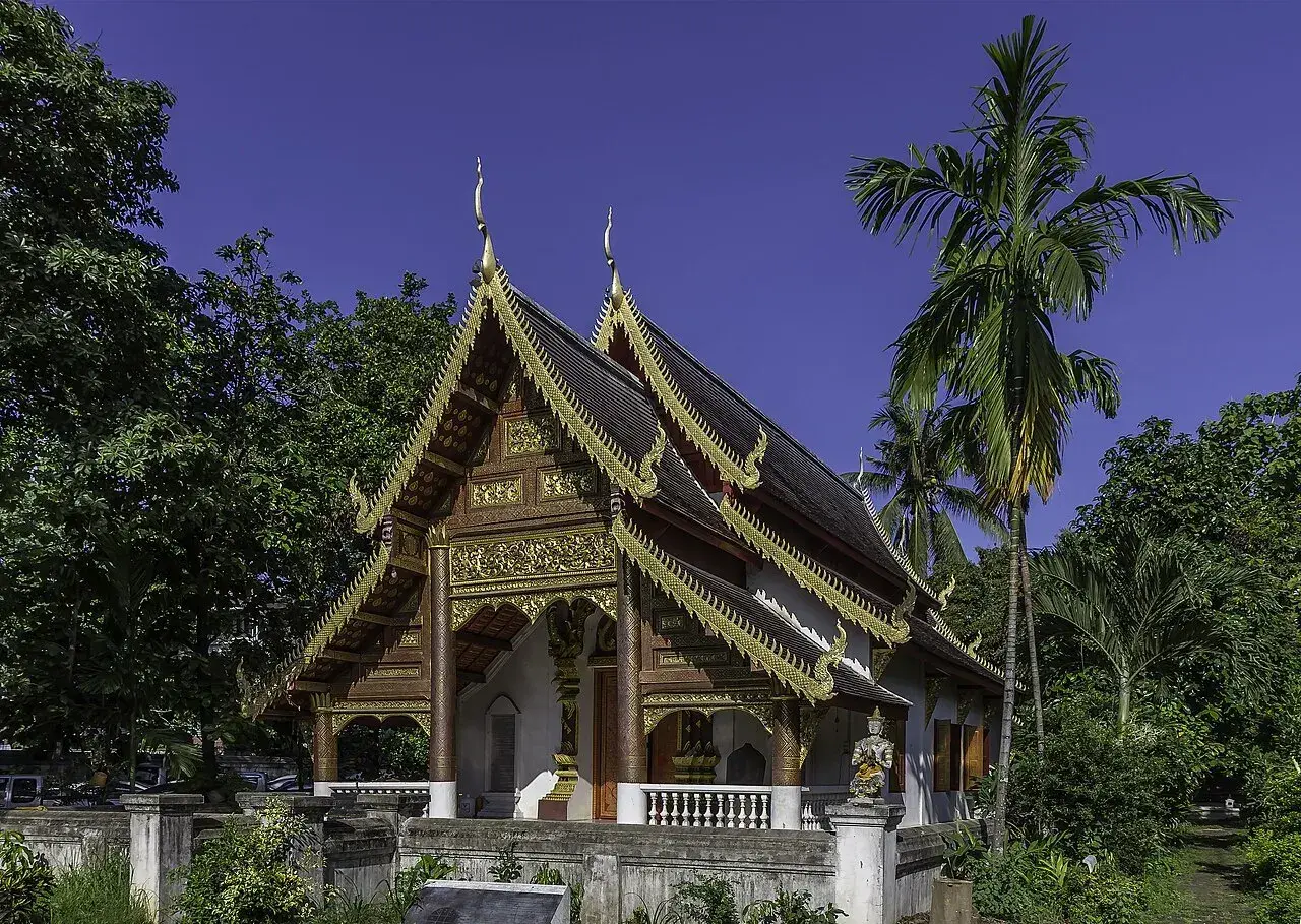 Złocony, zabytkowy klasztor w Chiang Mai, otoczony bujną zielenią. Idealne miejsce, by poczuć ducha Tajlandii.