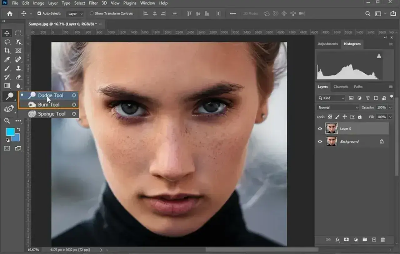 Jak rozjaśnić zdjęcie? W Photoshopie użyj narzędzia Dodge Tool, aby delikatnie rozjaśnić wybrane partie twarzy modelki.