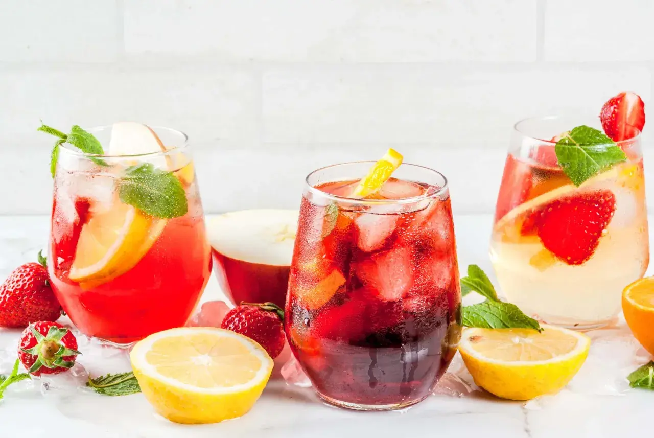 Erfrischendes Rezept für rote Sangria mit frischen Erdbeeren, Zitronen und Minze. Perfekt für heiße Tage!