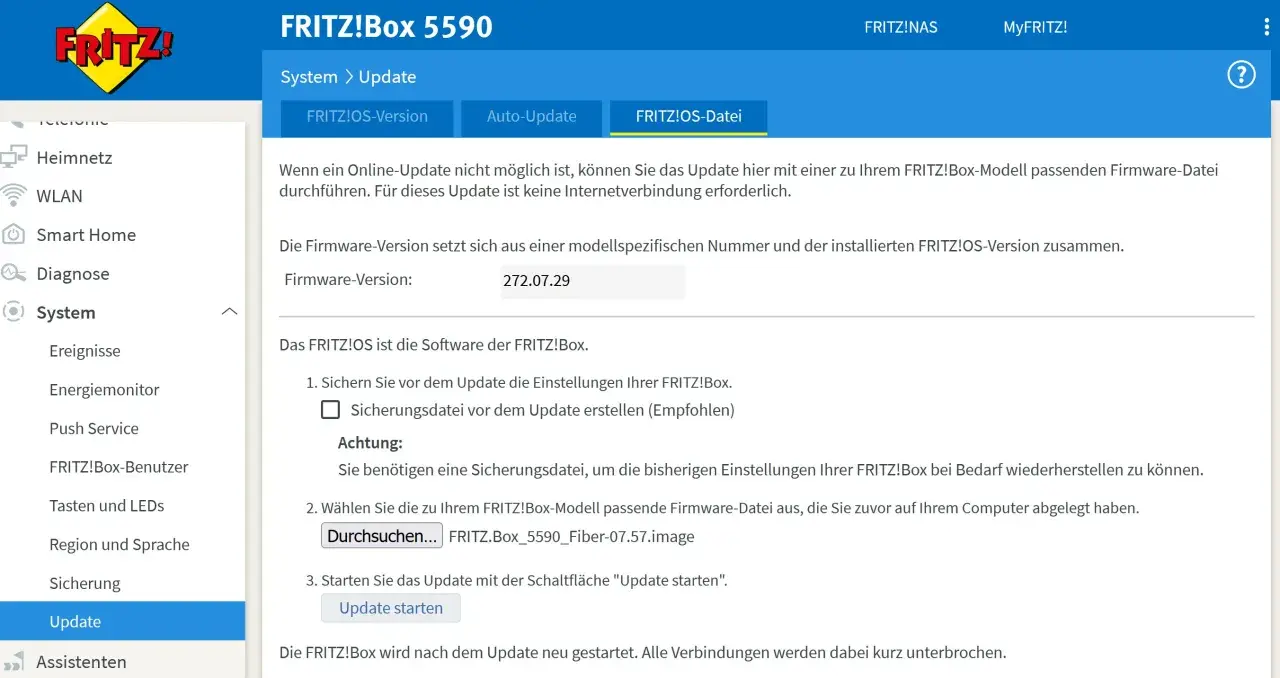 FRITZ!Box 5590: Update-Seite zeigt, wie man die Firmware manuell austauscht. Sicherung empfohlen.