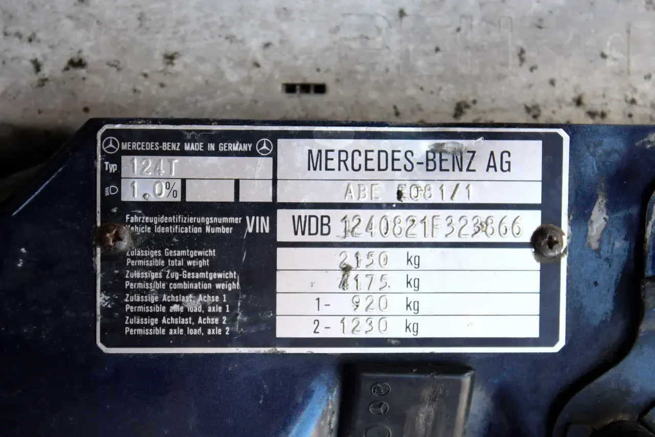 Tabliczka znamionowa Mercedesa z danymi technicznymi. Warto sprawdzić carvertical opinie przed zakupem takiego auta.