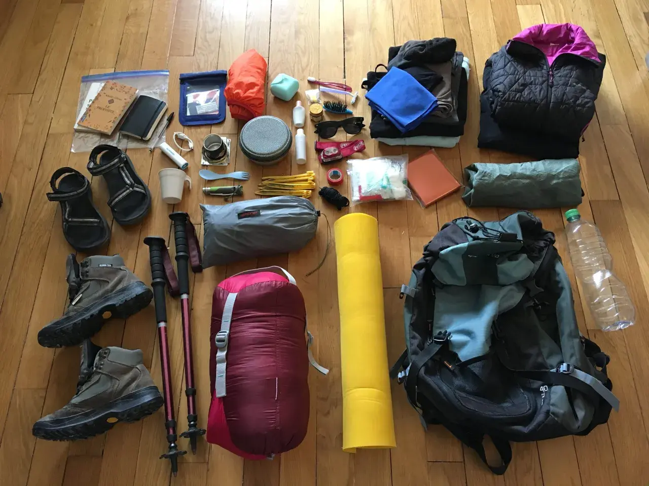 Préparation du contenu sac rando 3 jours : chaussures, sac de couchage, matelas, vêtements, gourde, kit de premiers secours, et autres essentiels.
