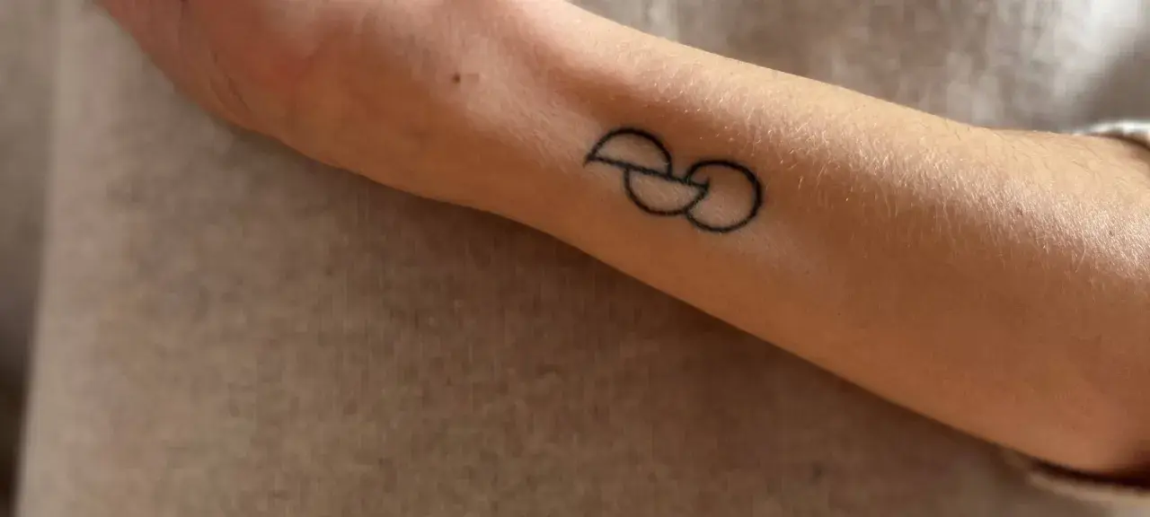 Ein feines Tattoo auf dem Unterarm symbolisiert Hoffnung und Leben. Dieses Organ-Spende-Tattoo ist ein Zeichen der Großzügigkeit.