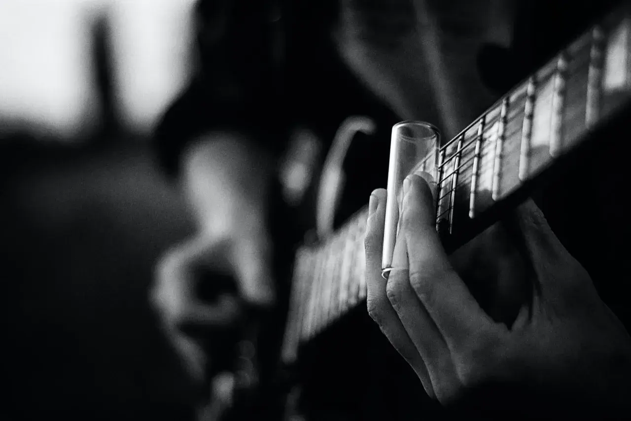 Jak wajcha w gitarze elektrycznej zmienia brzmienie i technikę gry