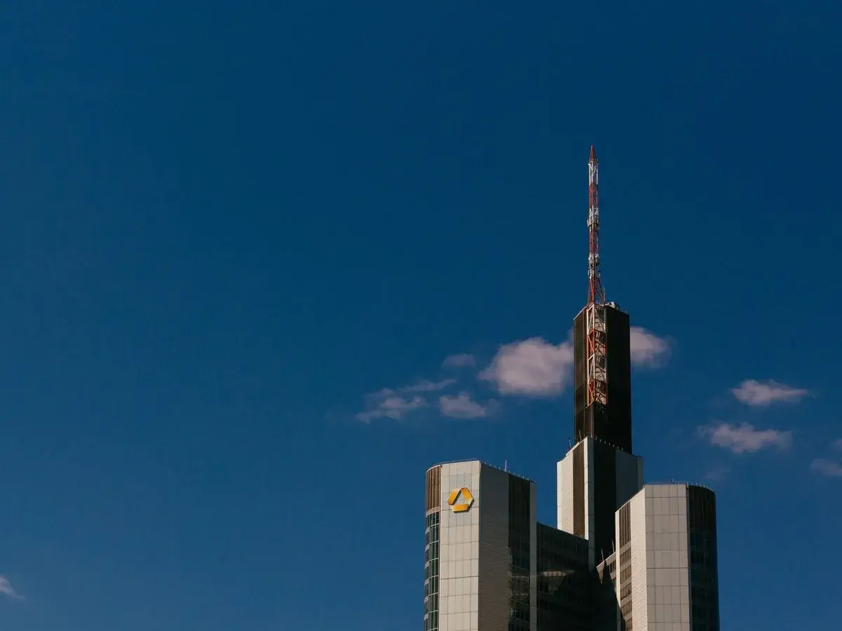 Commerzbank-Hochhaus im blauen Himmel. Die Negativzinsen der Commerzbank sind ein Thema, das viele Sparer beschäftigt.