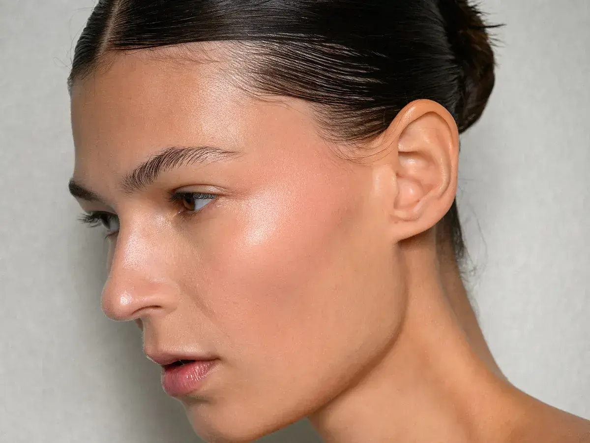 Perfil de mujer con peinados media melena modernos, piel luminosa y maquillaje sutil.