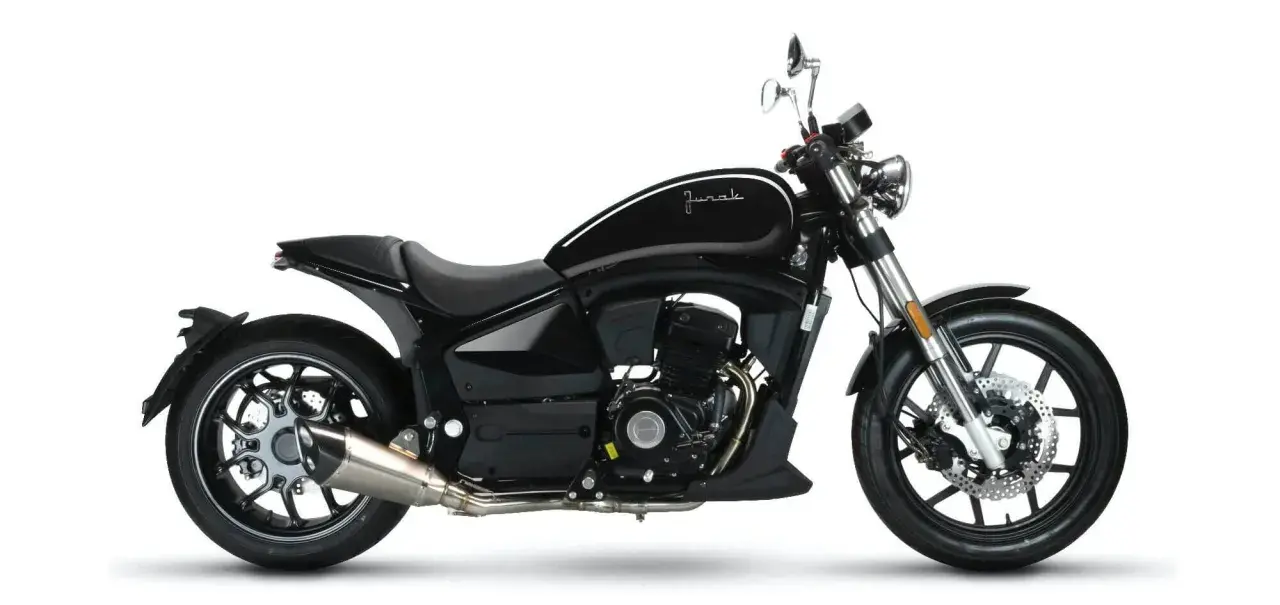Czarny motocykl Junak M15, gotowy do odblokowania pełnej mocy i wolności na drodze. Stylowy cruiser z chromowanymi elementami.