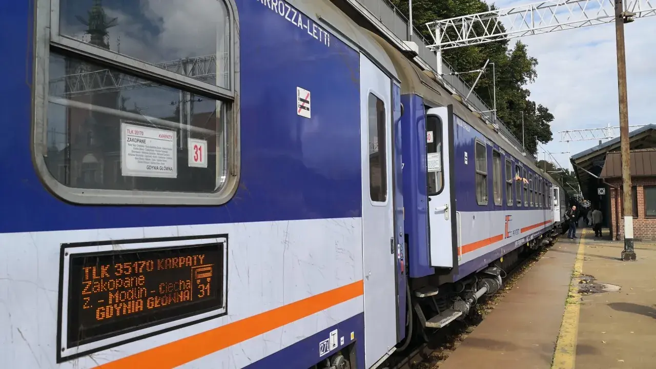 Pociąg TLK 35170 Karpaty z Gdyni Głównej do Zakopanego, wagon 31. Rozkład miejsc widoczny na wyświetlaczu.