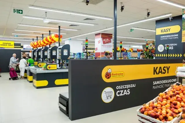 Ile można zarobić na kasie w supermarkecie? Sprawdź aktualne stawki