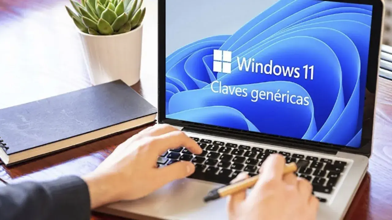 Manos escribiendo en un portátil con Windows 11. ¿Qué pasa si no activo Windows? Podrías perder funciones.
