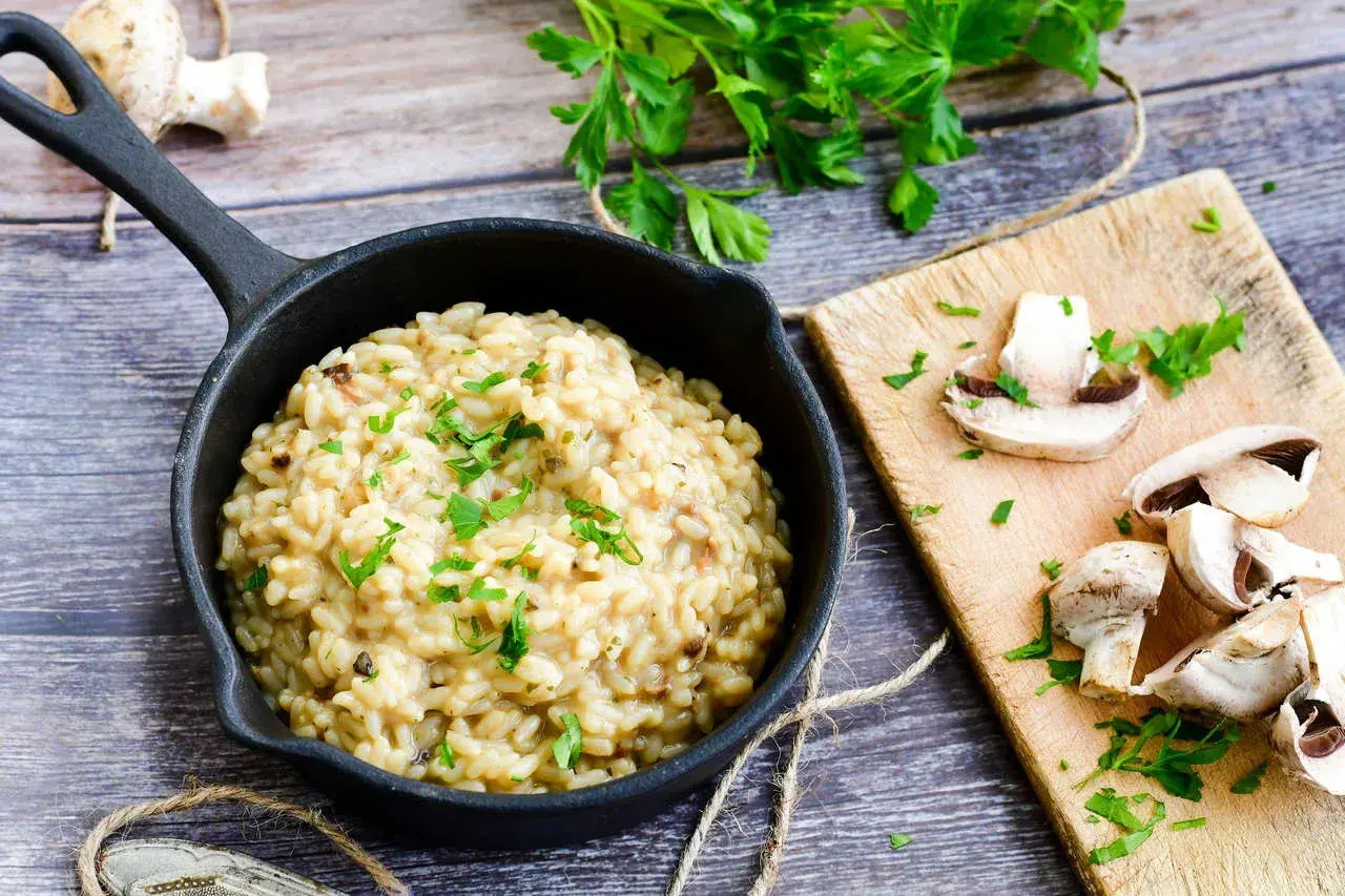Kremowe risotto z grzybami, idealne na jesienny obiad. Ten przepis na risotto zachwyci każdego!