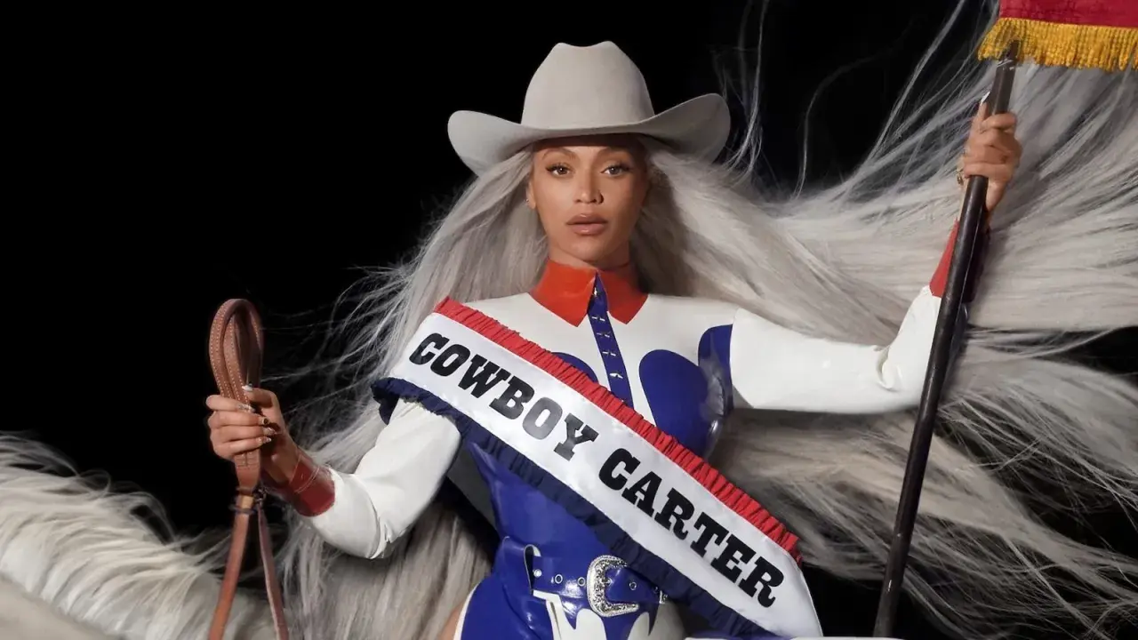 Beyoncé jako Cowboy Carter, gotowa na grammy 2026 nominacje, na białym koniu z długą, siwą grzywą.