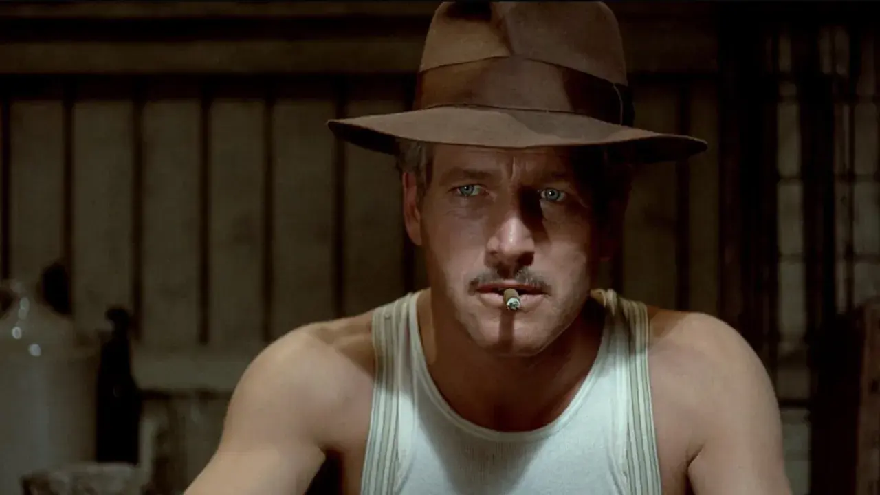 Paul Newman med hatt och cigarett i munnen, en ikonisk scen från filmer med Paul Newman.