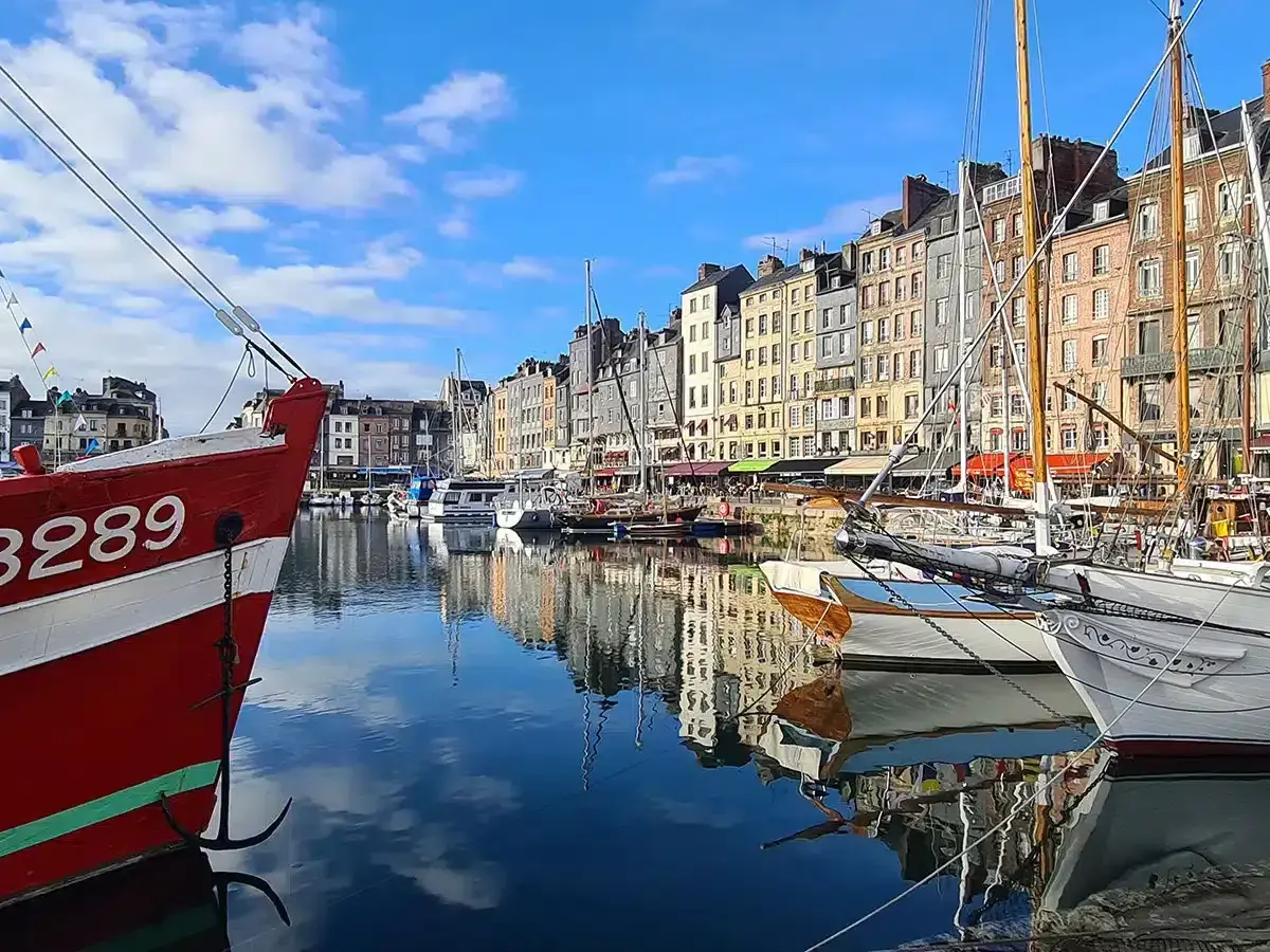 Un camping-car rêve de naviguer sur les boucles de la Seine, admirant les bateaux et les maisons colorées de Honfleur.