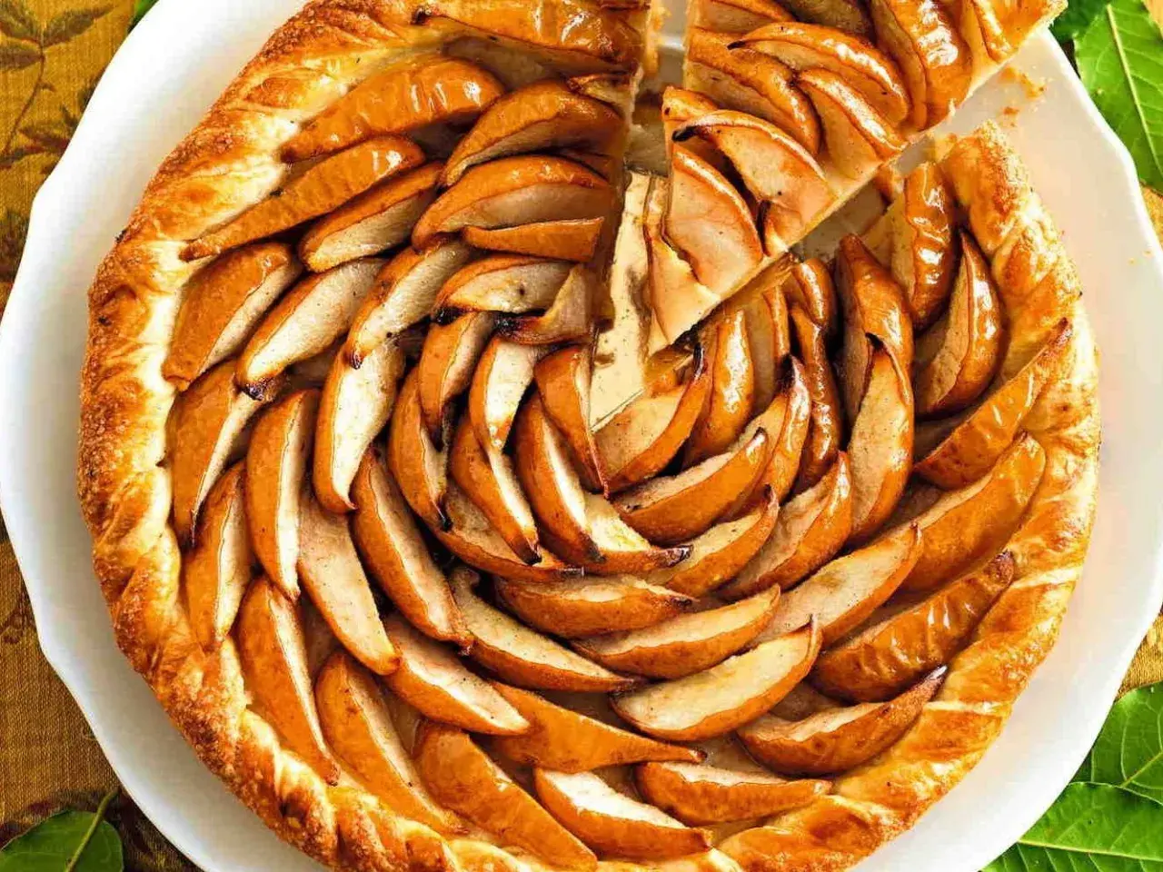 Torta compleanno invernale con pere caramellate e pasta sfoglia dorata, perfetta per un giorno speciale.
