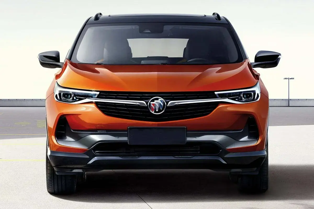 Pomarańczowy Buick Encore z czarnym dachem, widok z przodu. Elegancki SUV gotowy na przygodę.