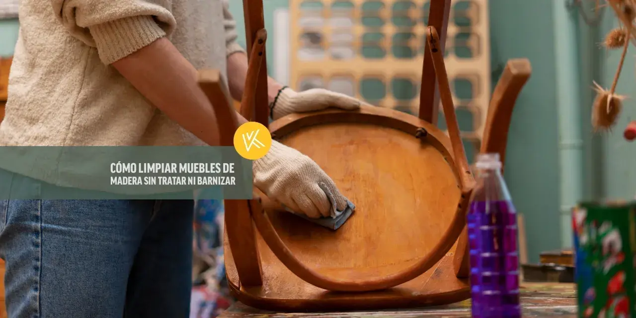 Persona con guantes limpia un mueble de madera, mostrando cómo limpiar madera sin dañar el barniz.