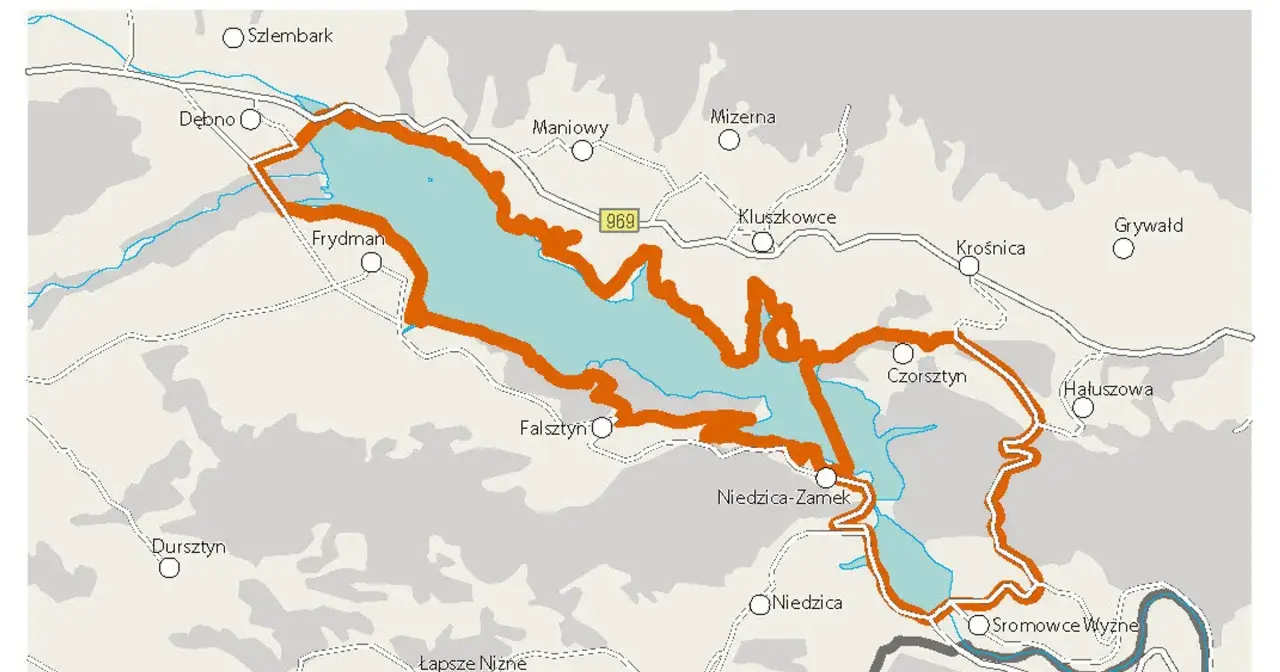 Mapa z zaznaczoną pomarańczową obwódką wokół jeziora. Widoczne miejscowości: Frydman, Maniowy, Czorsztyn, Niedzica. To idealna velo czorsztyn trasa.