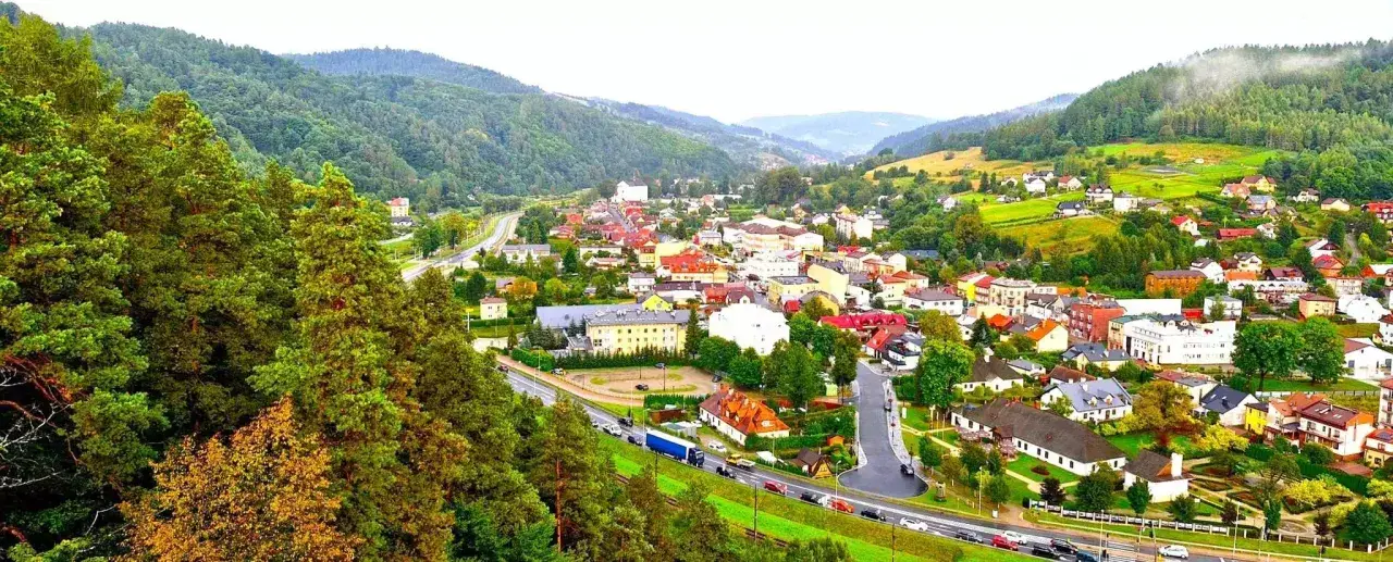 Widok na malowniczą Muszynę, gdzie leży to urokliwe miasteczko, otoczone zielonymi wzgórzami i lasami.