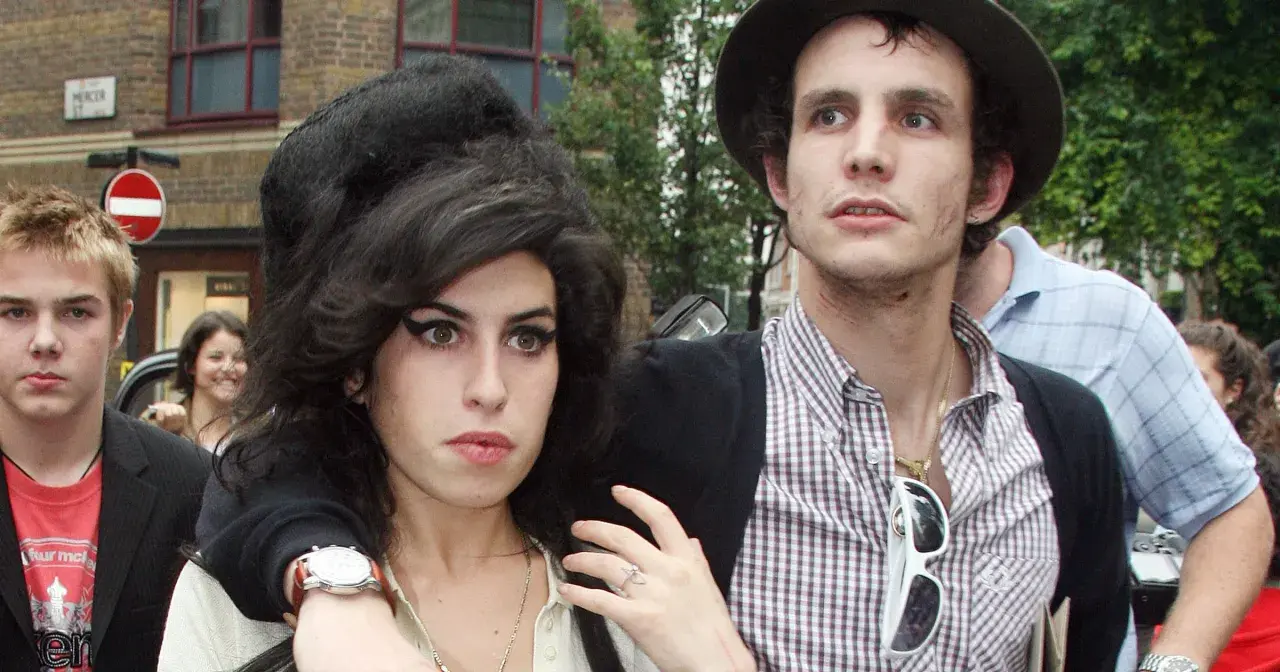 Amy Winehouse z mężem Blake'iem Fielderem-Civilem na ulicy.