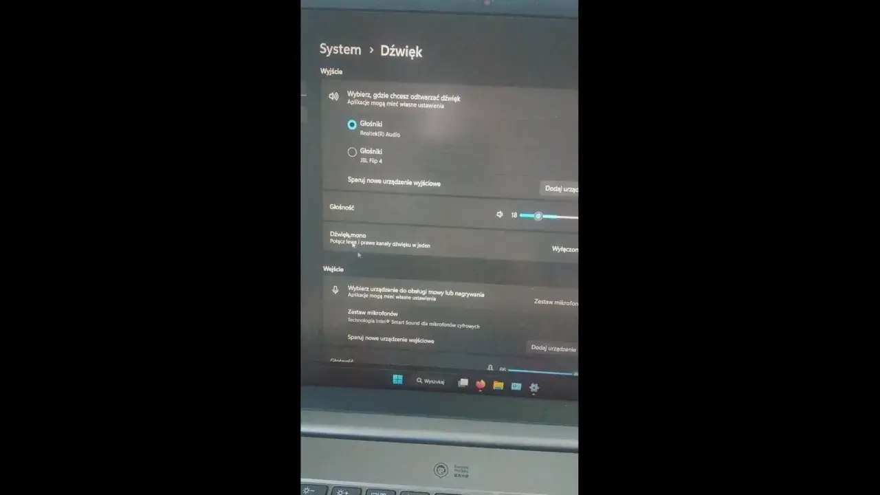 Ustawienia dźwięku Windows pokazują, jak sparować słuchawki JBL z laptopem, wybierając "JBL Flip 4" jako urządzenie wyjściowe.