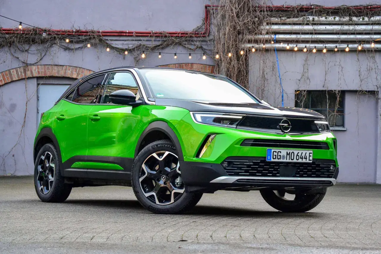 Jaskrawozielony Opel Mokka prezentuje się świetnie, a jego nowoczesny design zachęca do sprawdzenia opinii.