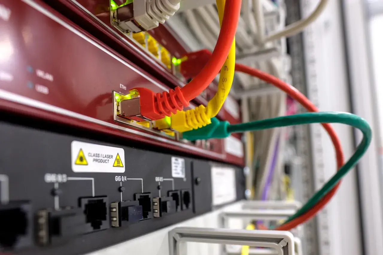 Sieć LAN z kolorowymi kablami. Chcesz wiedzieć, jak sprawdzić, kto jest podłączony do sieci Wi-Fi?
