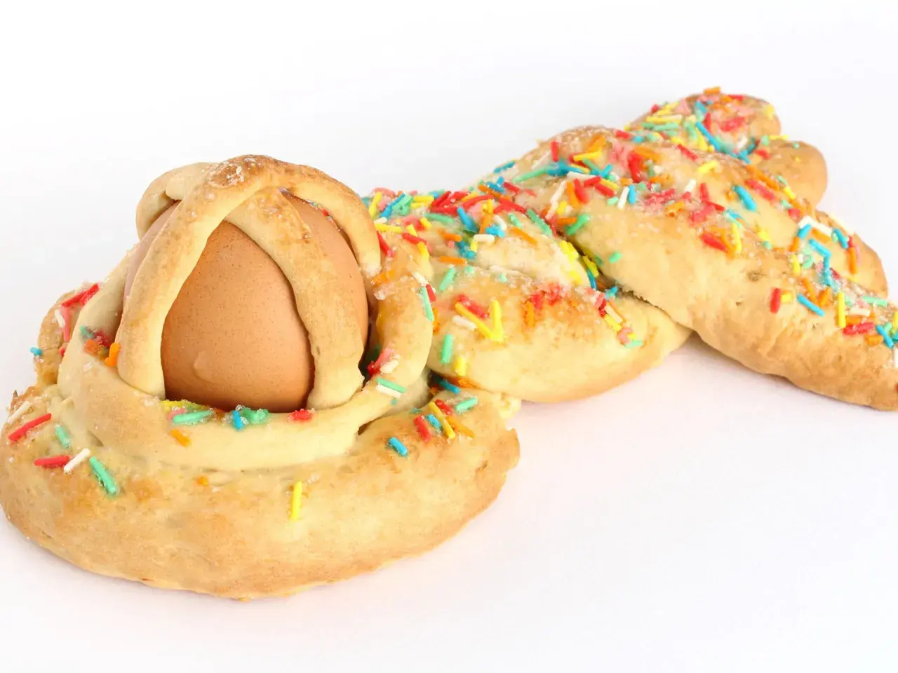 Dolce di Pasqua calabrese con uovo e codette colorate, un classico della tradizione.
