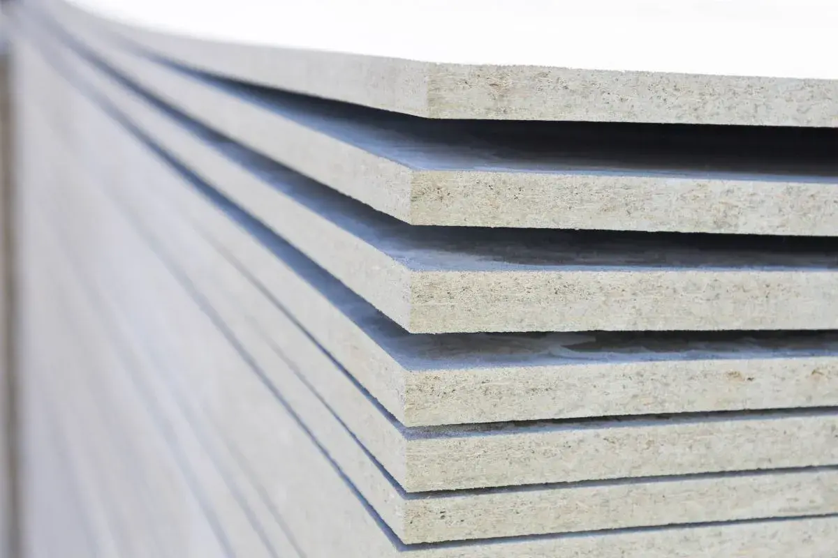 Lastre di materiale composito impilate, ideali per lo spessore isolante termico.