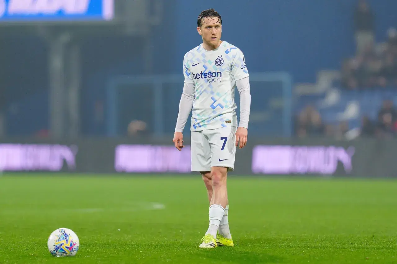 Piłkarz Interu Mediolan z numerem 7 na koszulce, w białym stroju, na tle trybun. Mecz Inter Mediolan – Juventus.