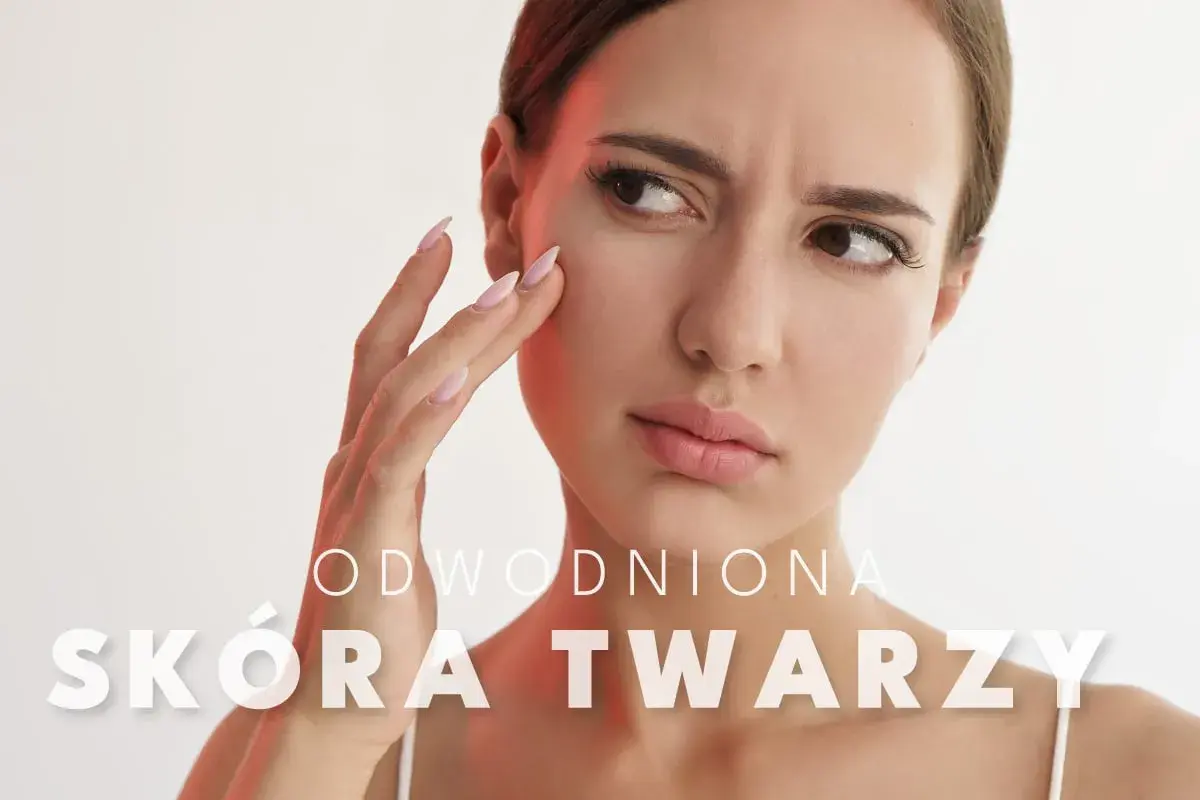 Kobieta zmartwiona stanem swojej odwodnionej skóry twarzy, dotyka policzka.