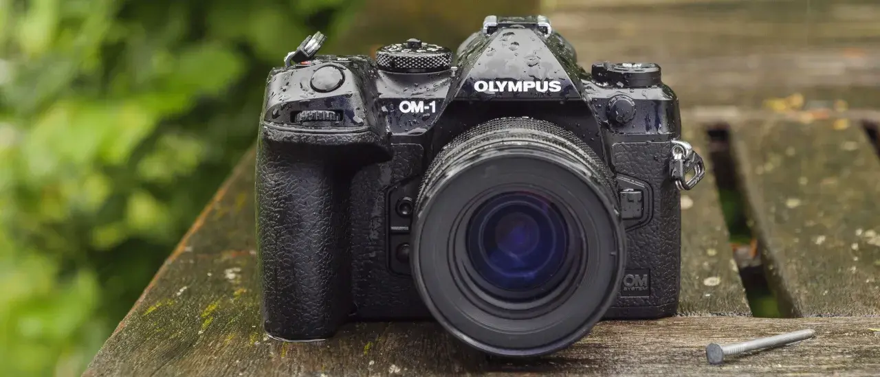 Olympus OM-1, bagnata dalla pioggia, è pronta a catturare ogni istante. Il suo design robusto e il sistema OM la rendono perfetta per ogni avventura.