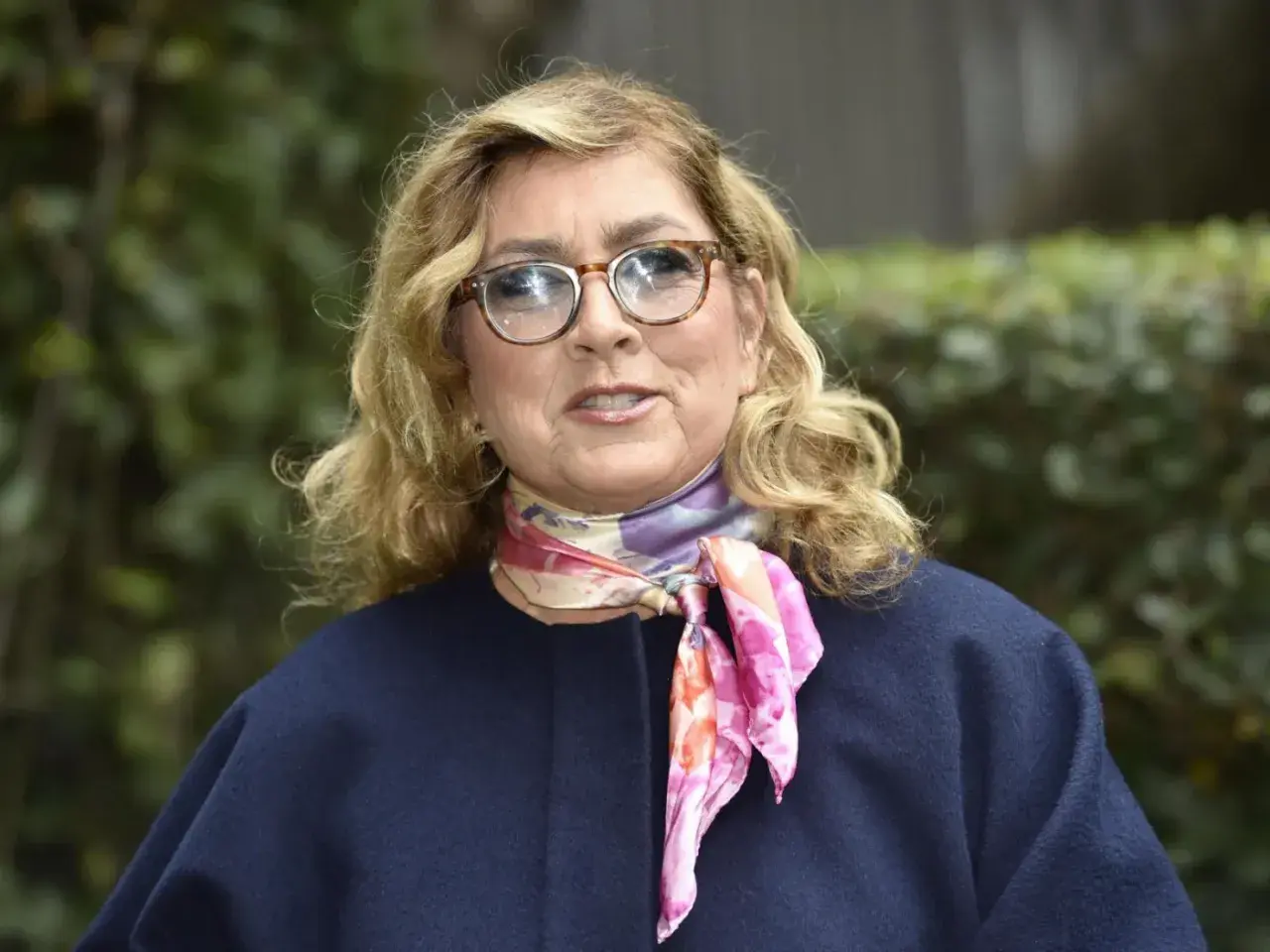 Romina Power dziś, w okularach i kolorowym szalu, wygląda promiennie.