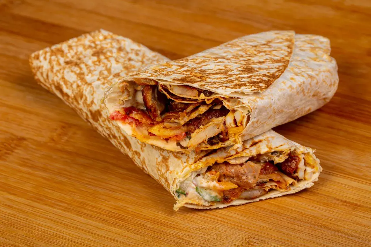Jak zrobić domowy kebab? Sekret idealnego mięsa i sosów!