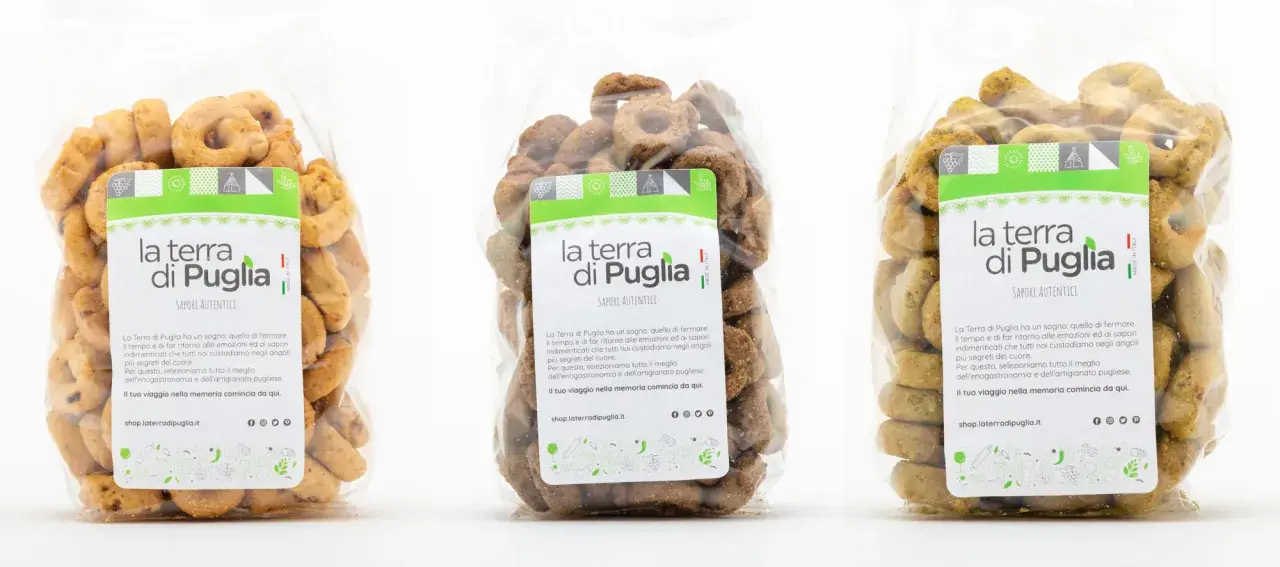 Tre sacchetti trasparenti pieni di taralli salati pugliesi, con etichette che celebrano i sapori autentici della Puglia.