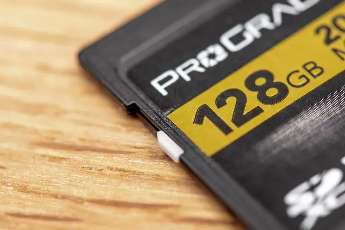 Karta pamięci 128 GB z technologią nand flash, gotowa do przechowywania Twoich wspomnień.