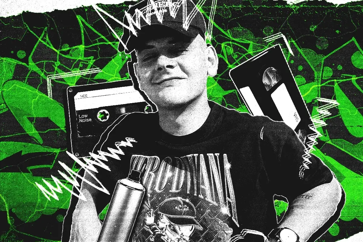 Młody raper z Krakowa, w czapce i z puszką sprayu, na tle kaset VHS i magnetofonowych.