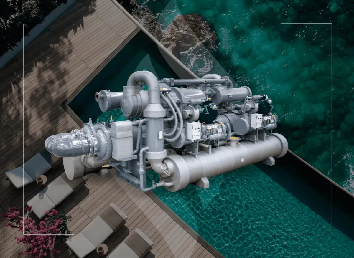 Un potente chiller industrial, con su compleja red de tuberías y compresores, se asoma sobre una piscina de aguas cristalinas, evocando frescura y eficiencia.