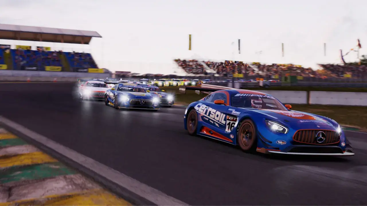 Wyścigowe samochody w grze Project Cars 4 pędzą po torze. Niebieski Mercedes z numerem 16 na czele.