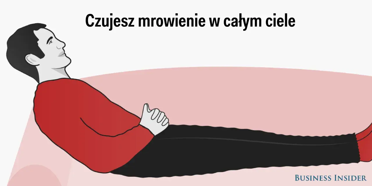 Mężczyzna leży, czując mrowienie w całym ciele – to jeden z objawów miłości.