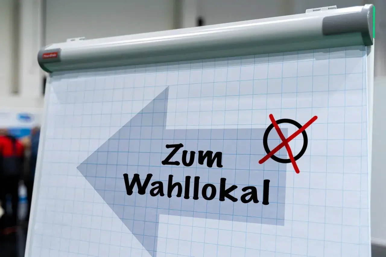 Pfeil zeigt zum Wahl­lokal. Ob zur Land­tags­wahl ab 16 oder 18, jeder kann wählen.