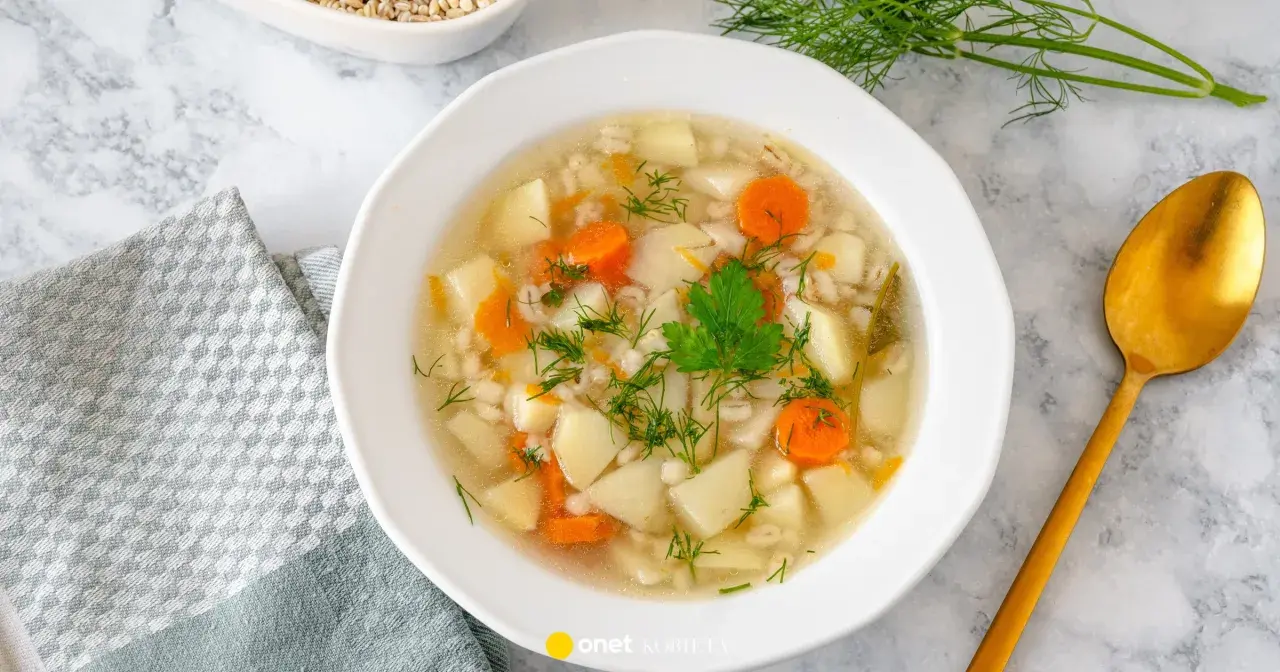 Aromaticzna, tradycyjna zupa jarzynowa z ziemniakami, marchewką i kaszą jęczmienną, udekorowana koperkiem.