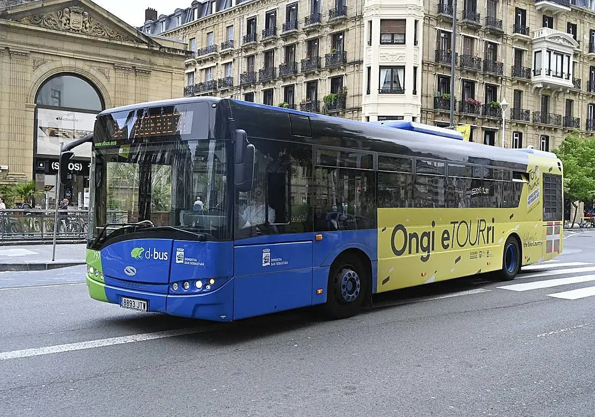 Autobús azul y amarillo de Dbus en Ondarroa, San Sebastián, con el lema "Ongi etorri".